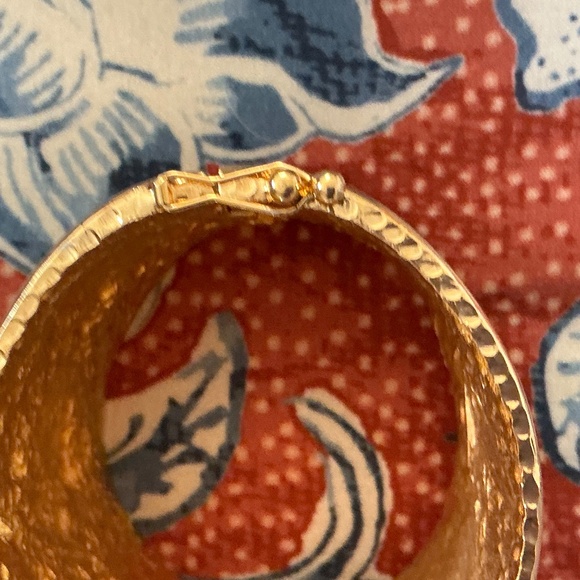 Chanel Wide Matelassé bracelet Vintage - Picture 6 of 13